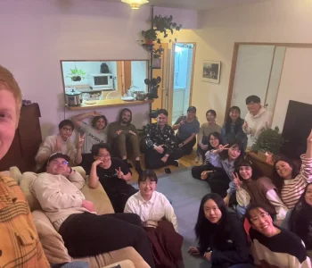 Grupo de jóvenes reunidos en un espacio de comunión y discipulado en Japón.