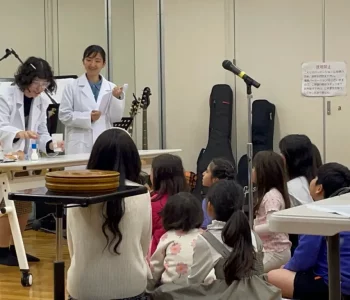 Actividad de enseñanza con niños durante el ministerio en Japón.