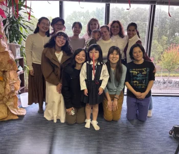 Eliana Machado junto a un grupo de mujeres y niñas en una actividad de iglesia.