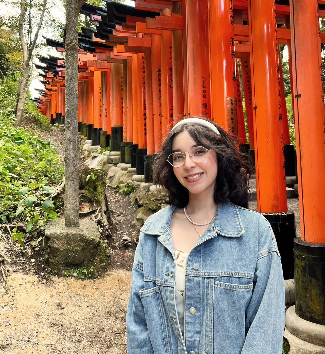 Grupo de jóvenes reunidos en un espacio de comunión y discipulado en Japón.